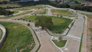 Imagem de um loteamento planejado visto de cima.