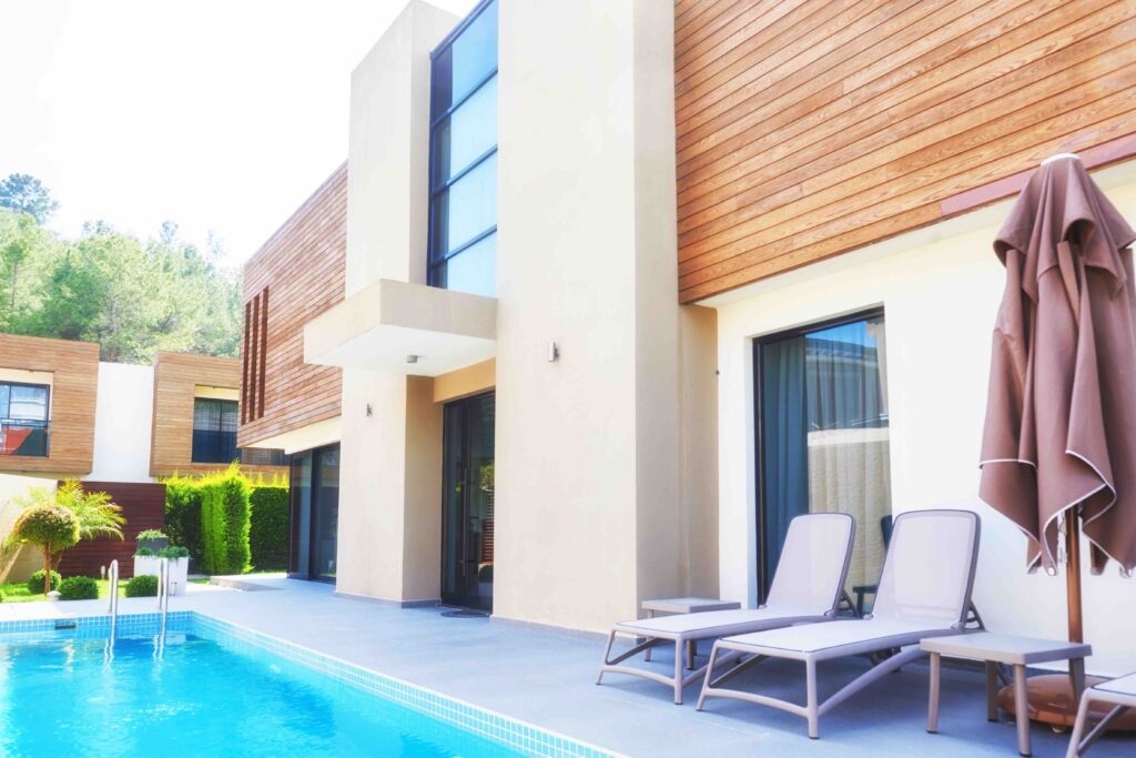 A imagem apresenta uma área externa com piscina.