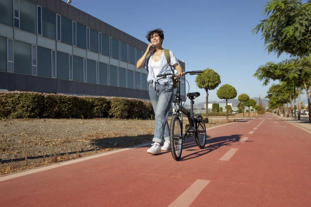 Imagem ilustrativa de uma mulher andando de bicicleta
